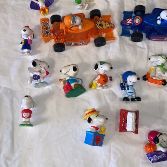 Lot Of Over 30  Snoopy And Peanuts figurines - Picture 6 of 12